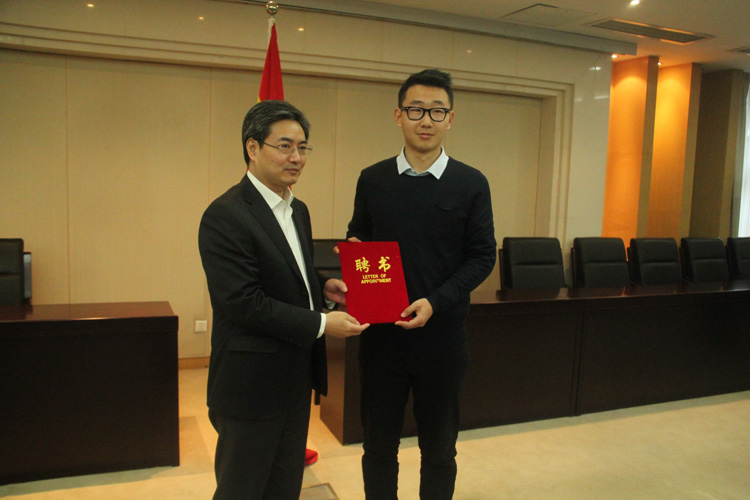 刘春杰律师接受时任徐州市市长朱民同志聘书